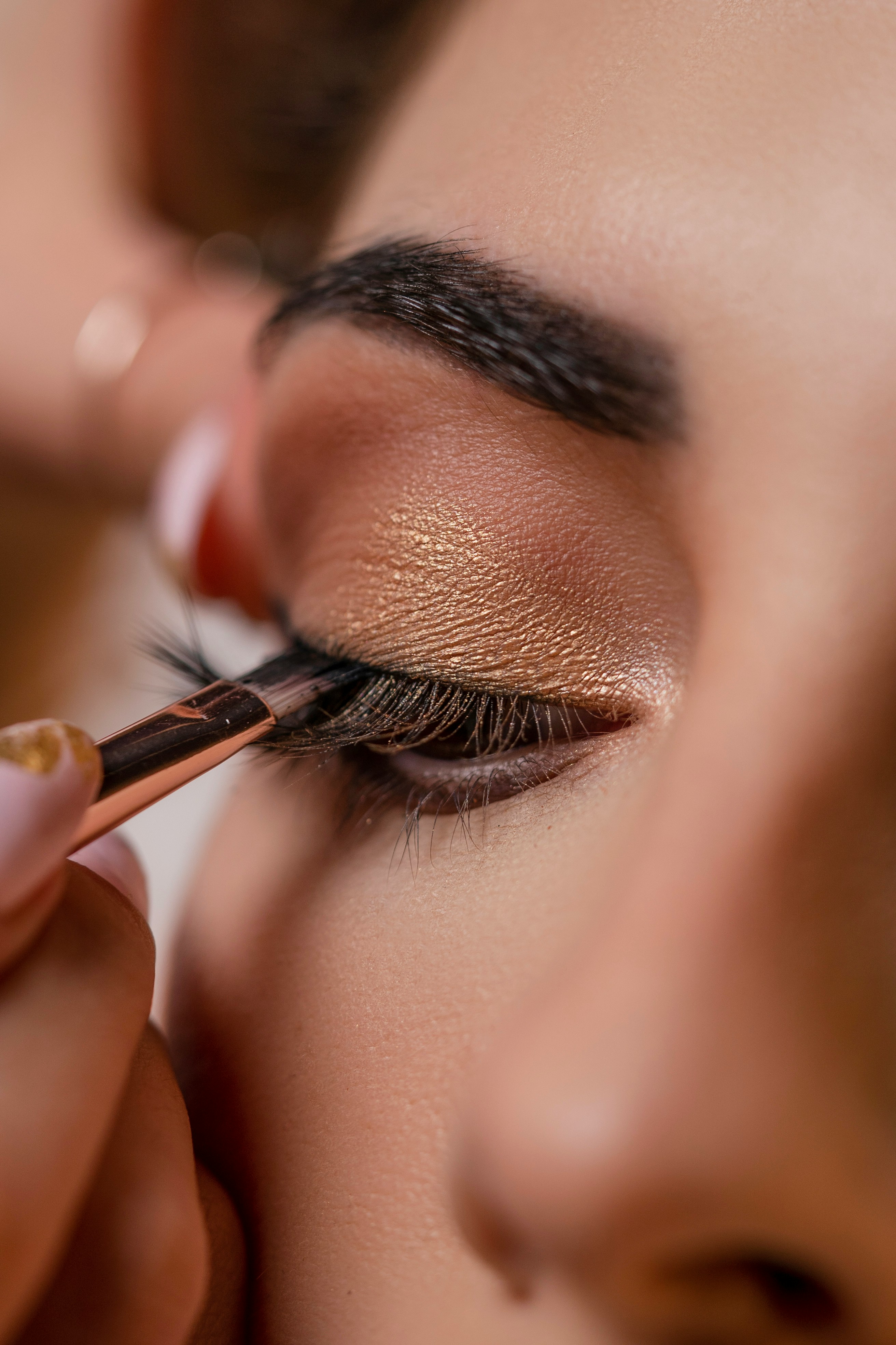 Applying Make-up to Eyes